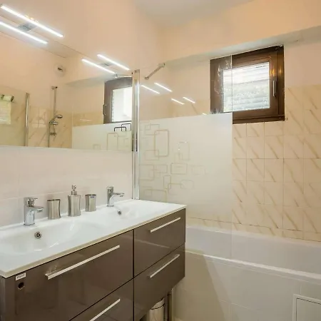 Apartament Bel Renove Avec Terrasse Et Parking, Proche Plage Et Commerces - Halles - Fr-1-3-530